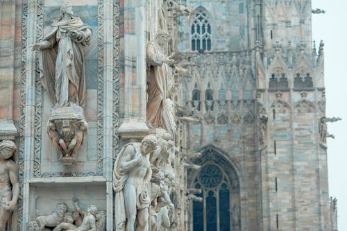 Middeleeuwse Kathedraal Met Sculpturen In De Oude Stad