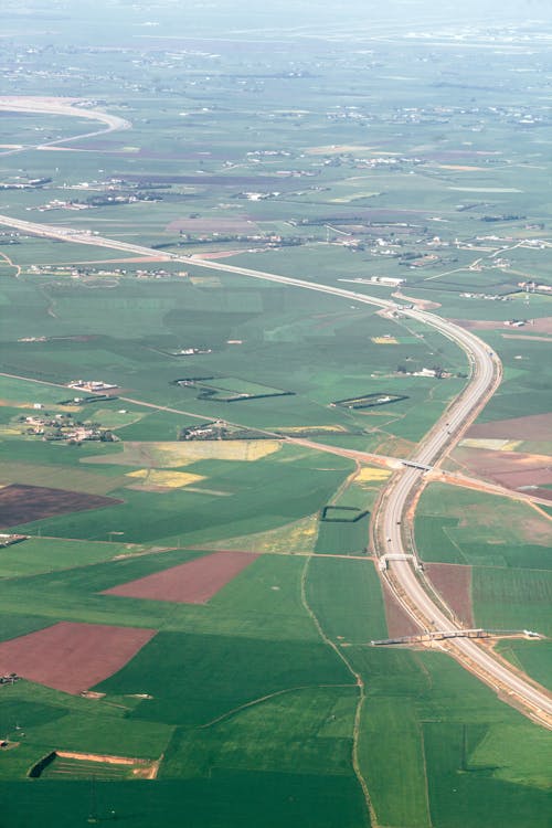 Campi Verdi Con Strada E Case