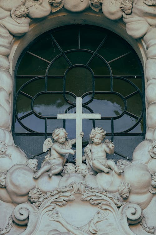 Skulpturen Von Engeln Nahe Kathedralenfenster