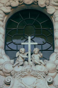 旧教堂的窗户上装饰着浮雕元素和小天使雕塑