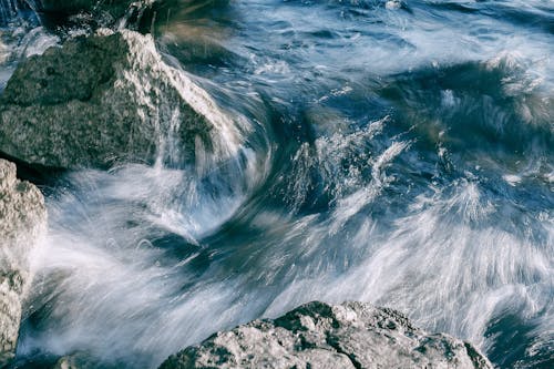 Rivière Puissante Qui Coule Sur Un Fond De Pierre