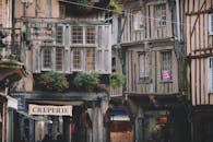 法国城镇街道上坐落着迷人的中世纪半木结构建筑，带有花卉装饰