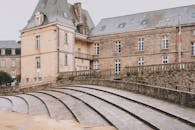 在法国迪南维尔酒店，通过经典的石头建筑探索中世纪魅力