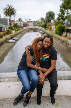 夏日里，一对深情的女同性恋夫妇坐在宁静的运河旁，表达着爱与团结