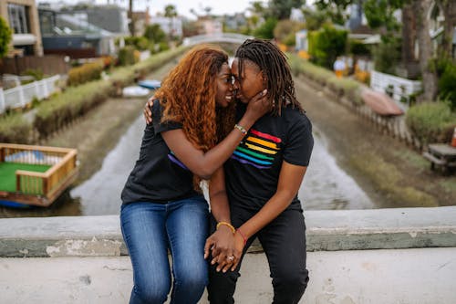 Gratis lagerfoto af afroamerikanske kvinder, ansigt til ansigt, Gay Pride