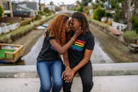 在风景优美的运河旁，两名女性分享着温柔时刻，传递着爱与团结