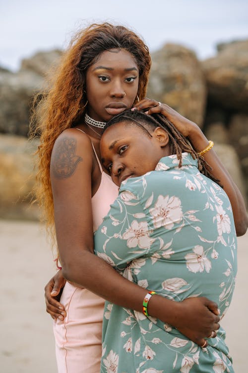 Ilmainen kuvapankkikuva tunnisteilla afroamerikkalainen, halaaminen, homo