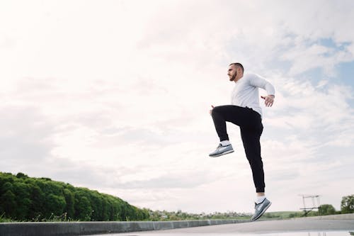 Photos gratuites de contre-plongée, faire de l'exercice, homme