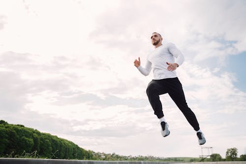 Photos gratuites de contre-plongée, faire de l'exercice, homme