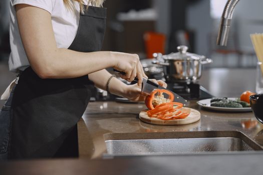 Peralatan dapur stainless steel dalam setting institusi pendidikan
