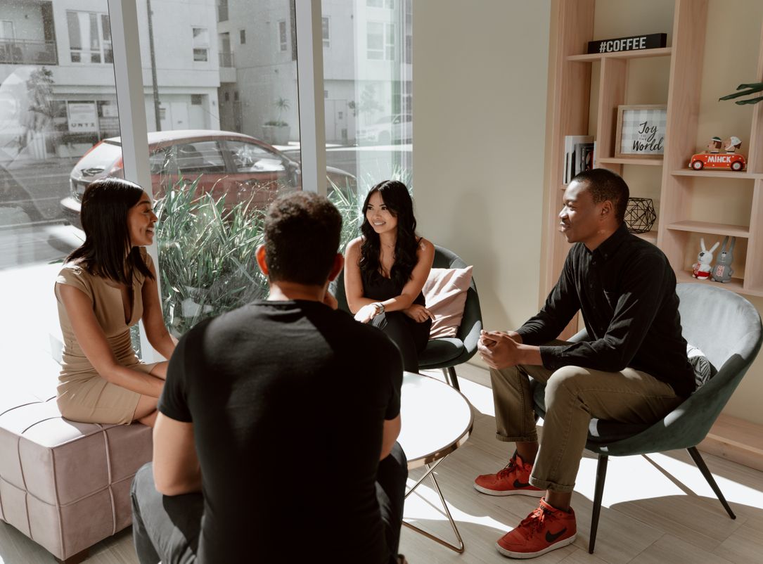 Online dating: starting a conversation on a niche platform