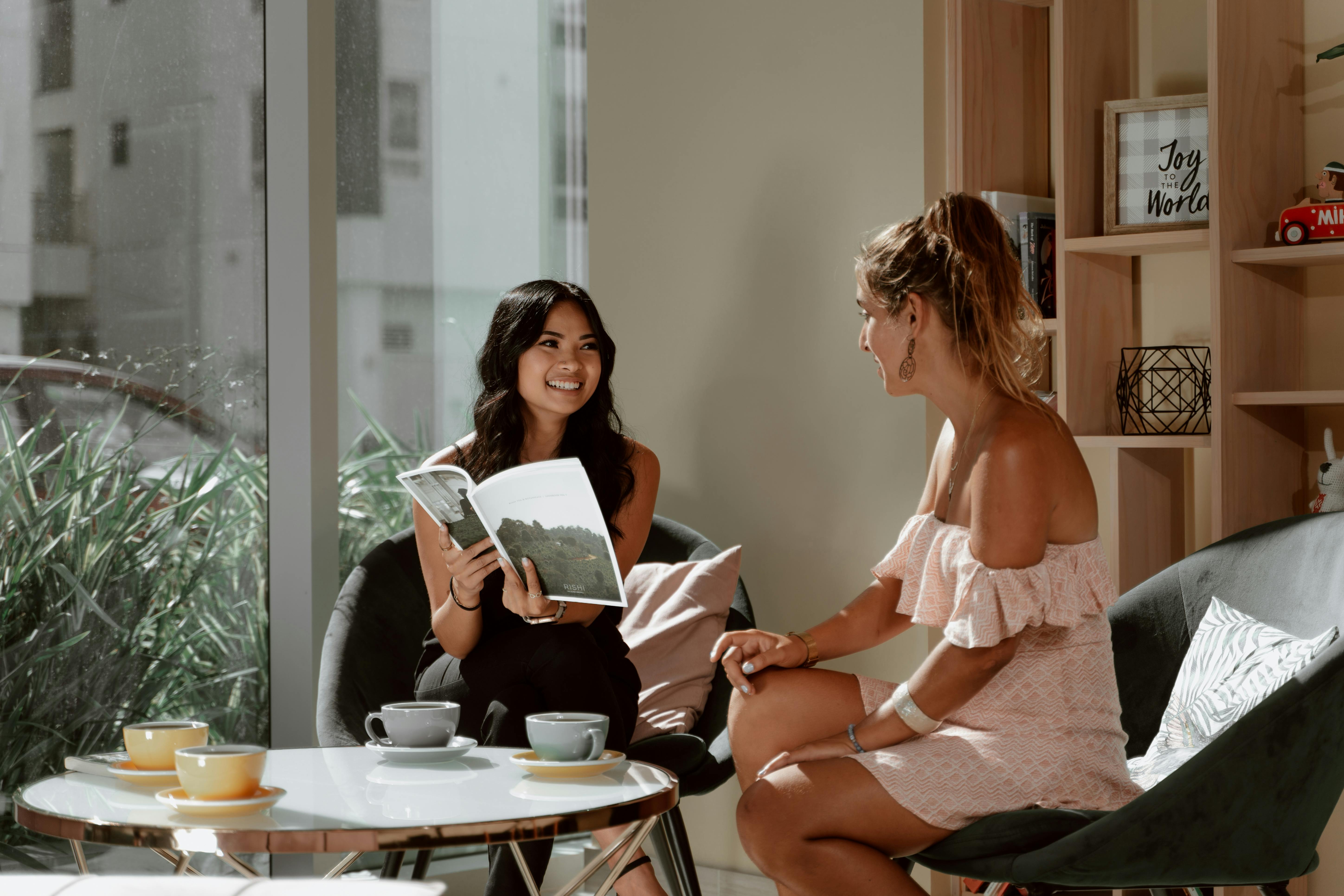 Evinin balkonunda veya bahçesinde şezlonga uzanmış, elinde soğuk içeceğiyle güneşin ve huzurun tadını çıkaran mutlu bir kişi; evde tatil ve dinlenme konsepti.