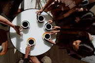 一群朋友围坐在桌旁，在舒适的环境中分享咖啡