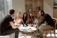 在现代咖啡馆里，一群多元化的朋友一起享用咖啡，增进彼此的联系