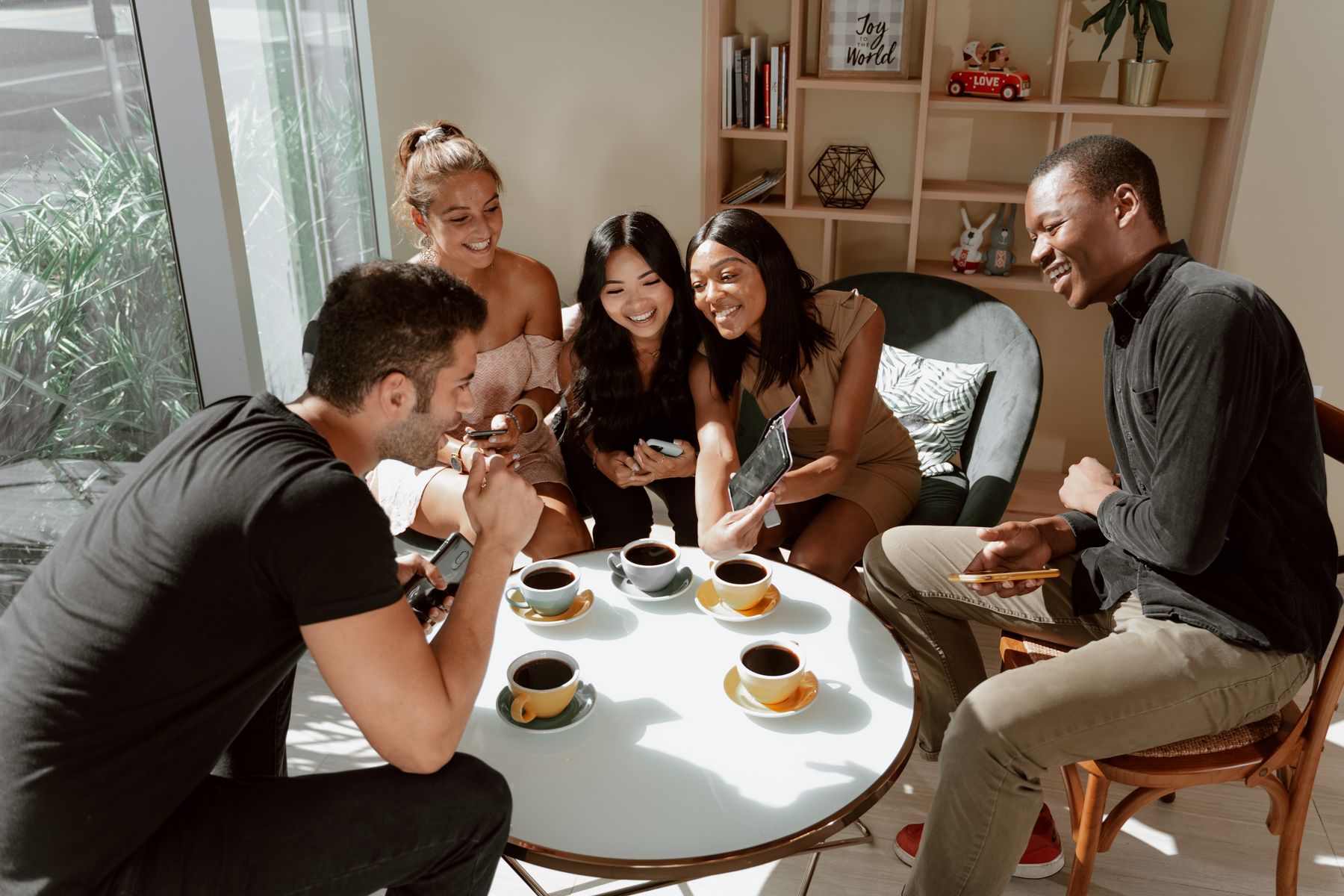Un grupo de amigos conversa en una cafetería