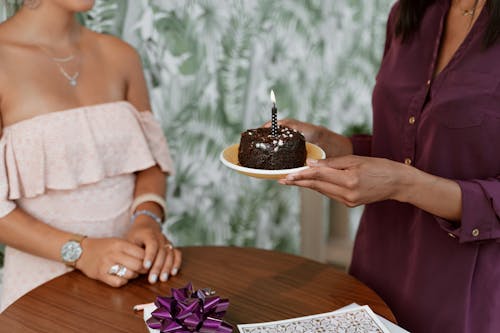 Vrouw In Witte Kanten Jurk Met Chocoladetaart