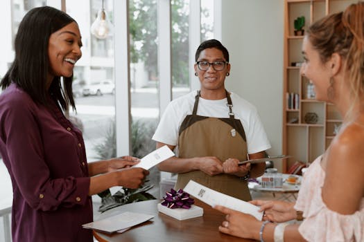 三个人在一家时尚的咖啡馆里边交谈边看信