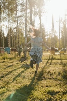 一个年轻女孩穿着连衣裙，穿过阳光明媚的乡村，洋溢着自由与欢乐