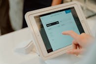 用户通过触摸屏设备上的选项来操作平板销售点系统