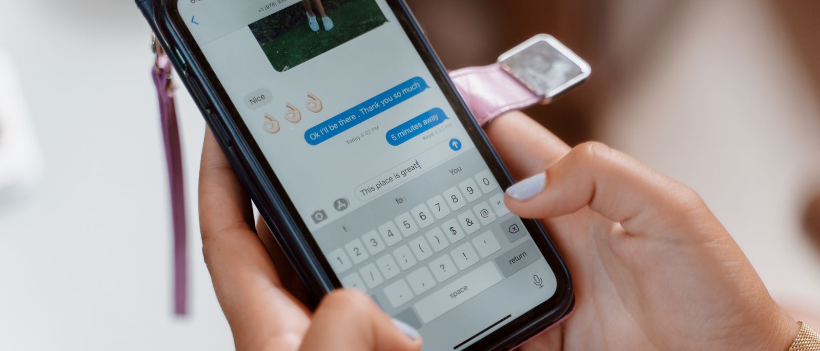 Orang Memegang Iphone 6 Perak Dengan Kotak Hijau
