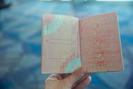 机场环境中，一张护照特写图展示了各种旅行印章