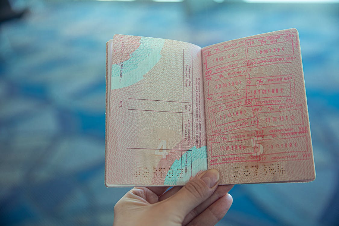 Orang Yang Memegang Buku Coklat Dan Merah, jasa perpanjang paspor