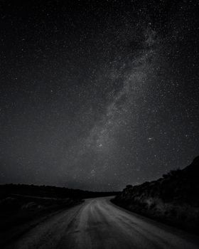 在华盛顿州罗克岛一条荒无人烟的高速公路上，迷人的星空景色令人沉醉