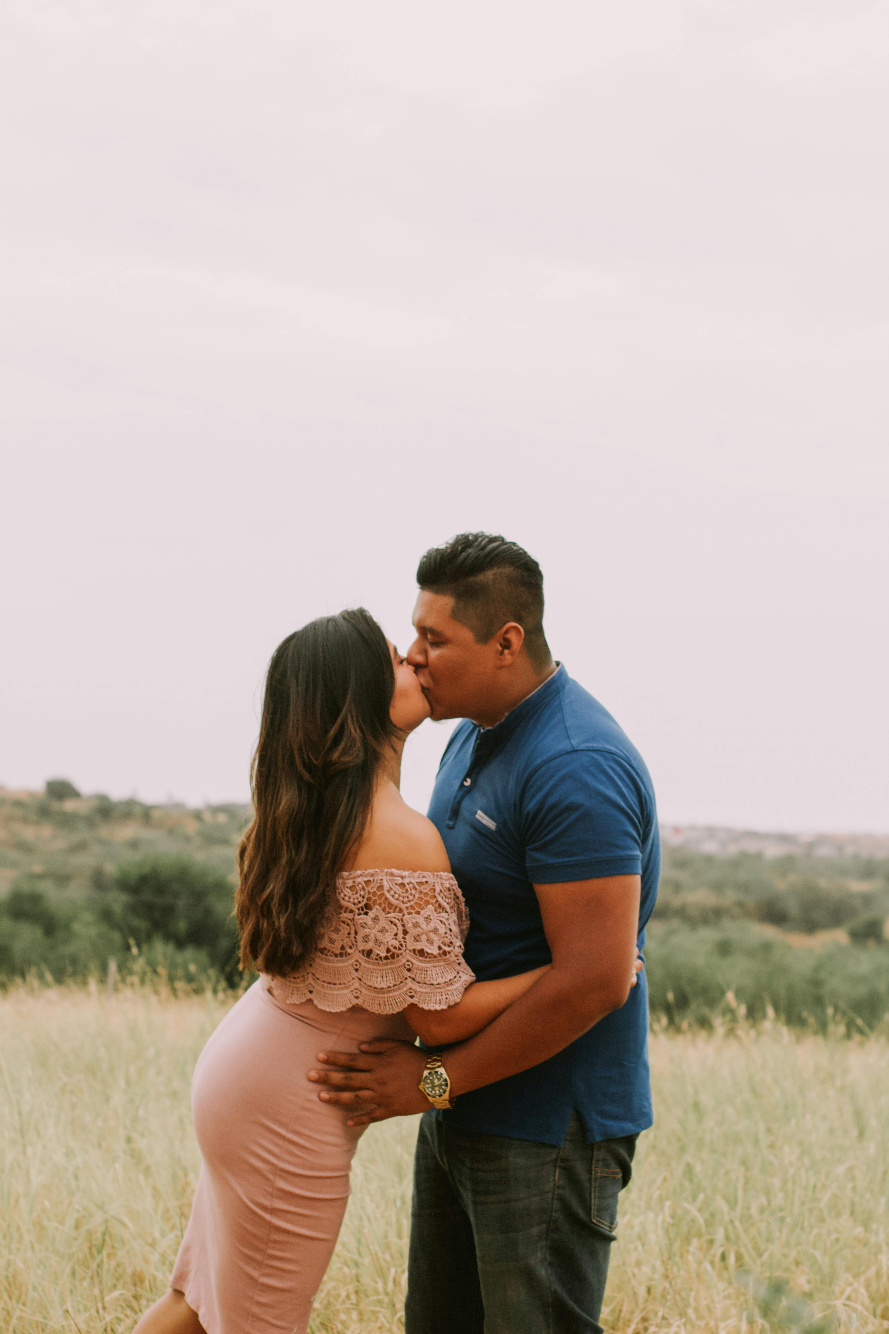 Romantic Husband & Wife Photoshoot | Photo poses for couples, Romantic  photos, Romantic