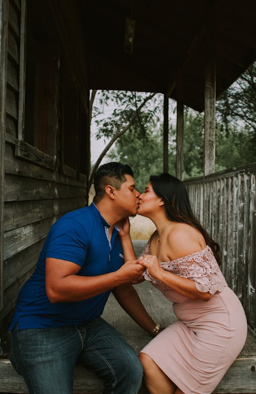 Suami Dan Istri Berciuman Di Teras Rumah Pedesaan