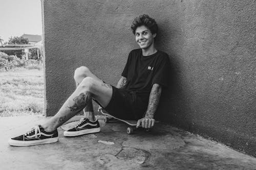 Smilende mand på skateboard