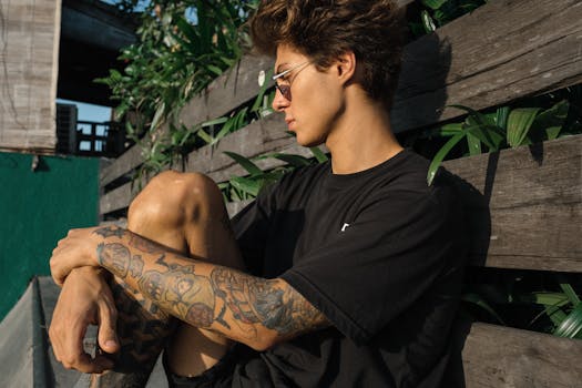 一名有纹身的年轻人在户外沉思放松