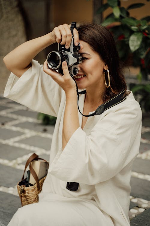 Vrouw In Wit Overhemd Met Zwarte Camera