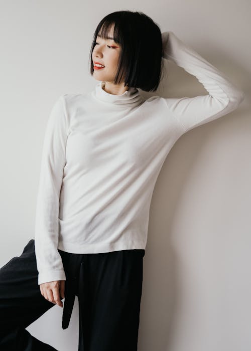 gratis Vrouw In Wit Overhemd Met Lange Mouwen En Zwarte Broek Stockfoto
