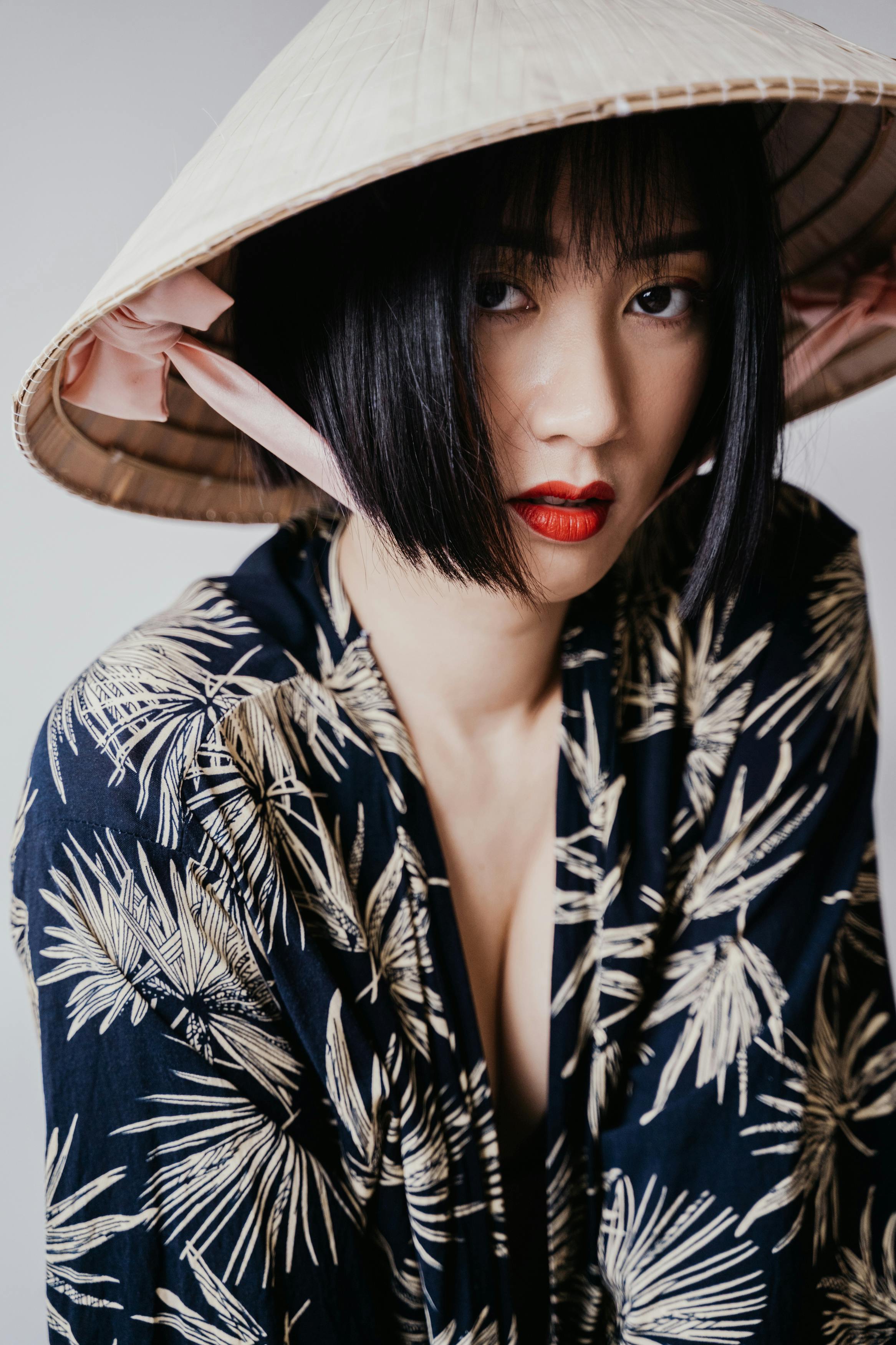 一位时尚女性的肖像，头戴萨卡特帽子，涂有鲜红色口红，散发着优雅与时尚