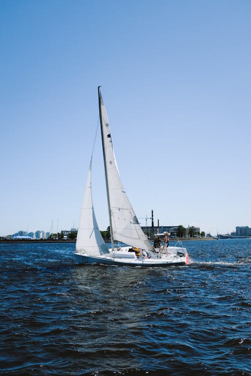 Kostenlos Weißes Segelboot Auf See Unter Blauem Himmel Stock-Foto