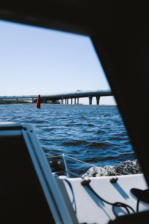 Jembatan Merah Di Atas Laut