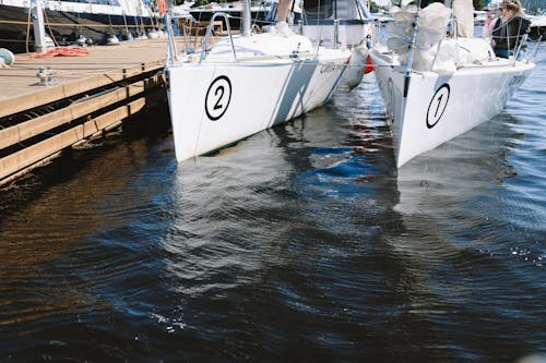 Kostenlos Weißes Boot Auf Gewässer Stock-Foto