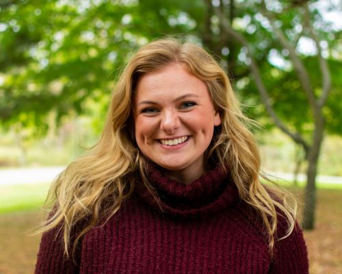 Free Portrait of a smiling woman with blond hair in an autumn outdoor setting. Stock Photo