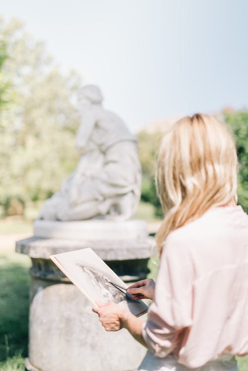 Femme En Chemise à Manches Longues Blanche Livre De Lecture