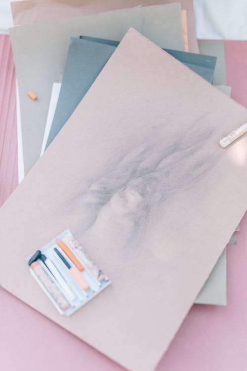 Gratis Kertas Printer Putih Di Atas Meja Merah Muda Foto Stok