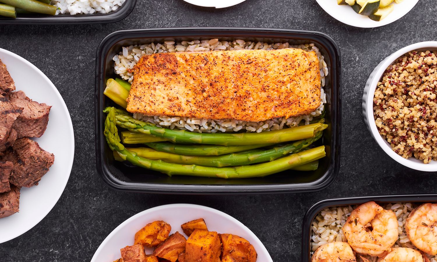 Plato con salmón, gambas y verduras, ejemplo de comida rica en proteína para prevenir la sarcopenia