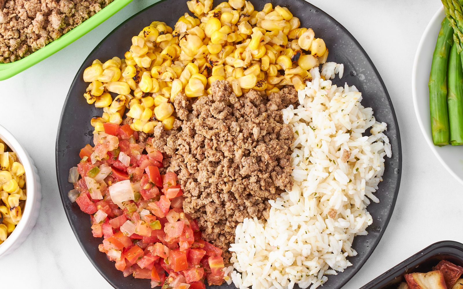 Foto de Bowl de carne moída com arroz, feijão-preto, milho e pico de gallo