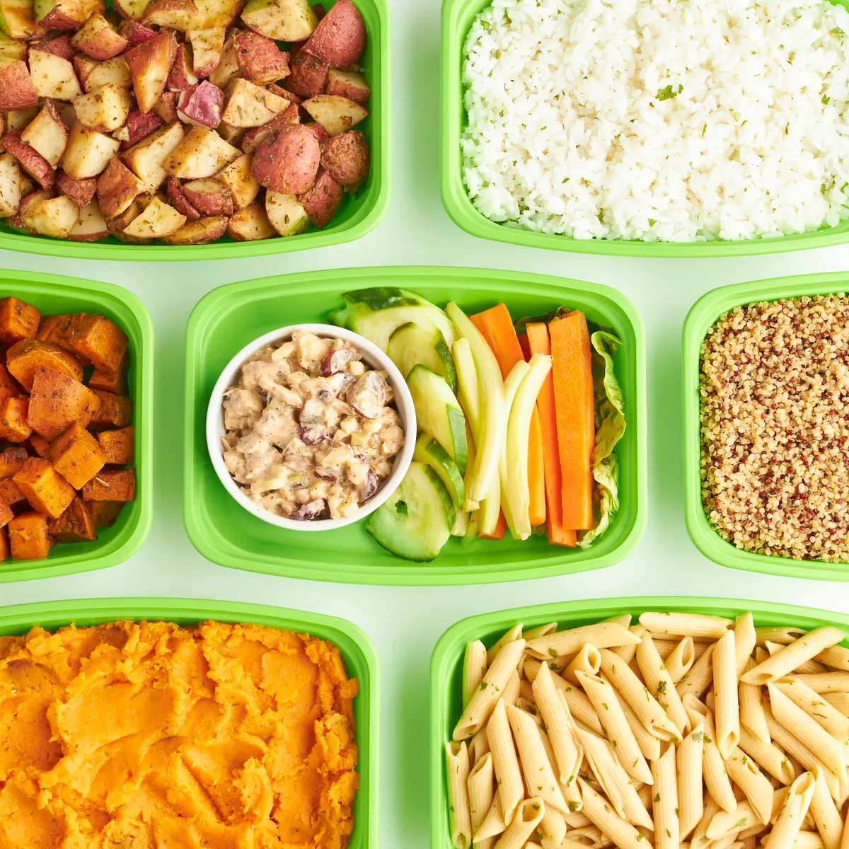 Flat lay meal prep dengan pasta sayur dan biji-bijian untuk bekal warna-warni