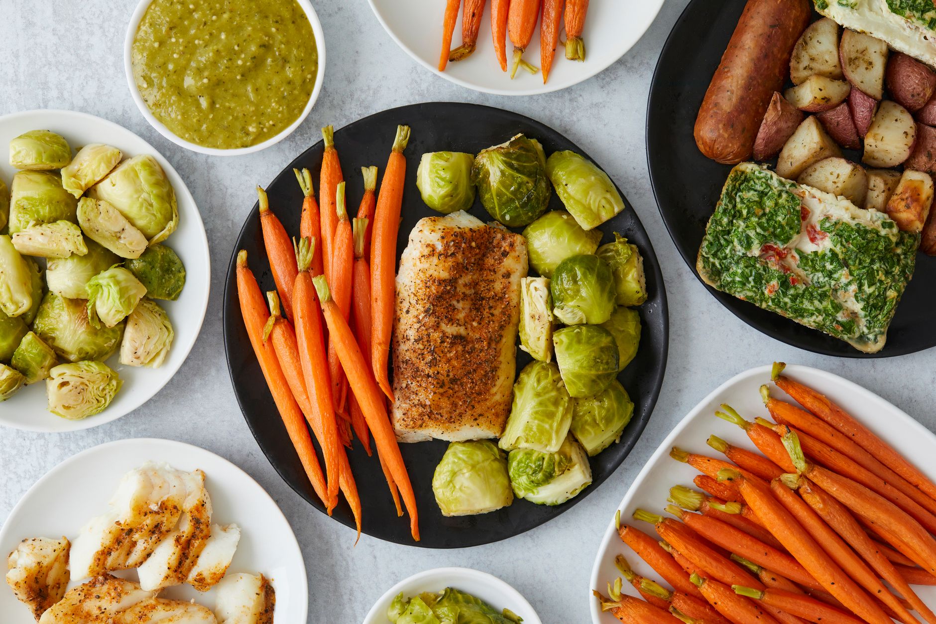 Prato colorido com legumes e peixe para idoso