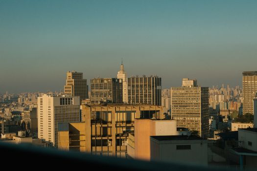 白天可以欣赏圣保罗天际线的全景，一览现代摩天大楼和城市建筑