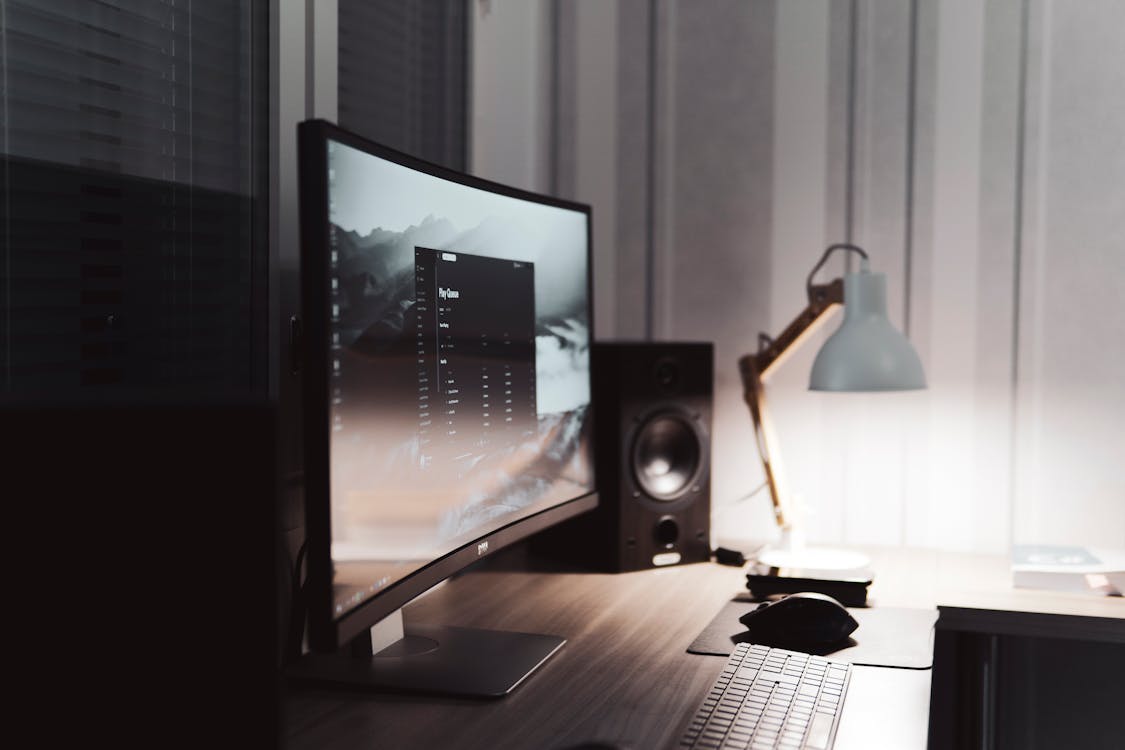 Zwart Flat Screen Computermonitor Naast Zwarte Luidspreker