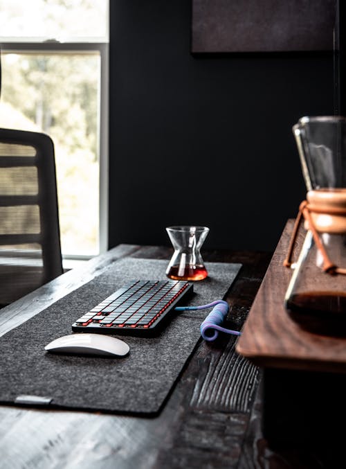 Helder Drinkglas Op Zwarte Houten Tafel