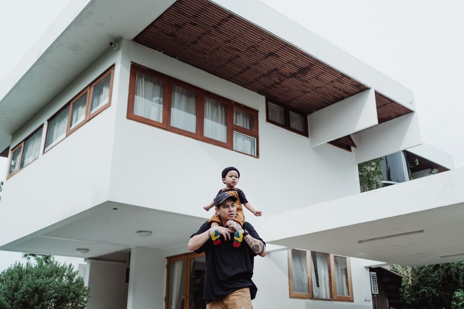Photo by Ketut Subiyanto on Pexels Дете, което се облича самостоятелно сутринта.