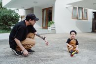 父子俩在户外放松玩耍，享受休闲时光