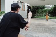 父亲在车道上与儿子玩耍，捕捉温馨时刻，增进家庭纽带